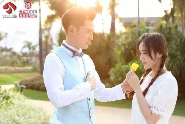 曹格女儿近状曝光，13岁Grace穿搭清凉显成熟，与闺蜜自拍