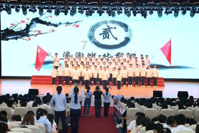 逃离昏暗下的小村
